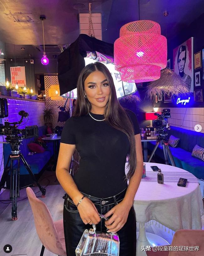 夜店相识！切尔西巨星结新欢绝色美女加入英太太团将督战世界杯