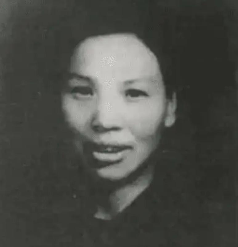 张文秋：毛主席双重亲家，两任丈夫皆烈士，02年身披*旗国**安详长眠