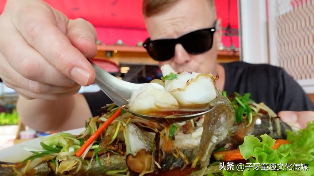 吃货老外铁蛋儿吃海蛎子,大连铁蛋儿海蛎子