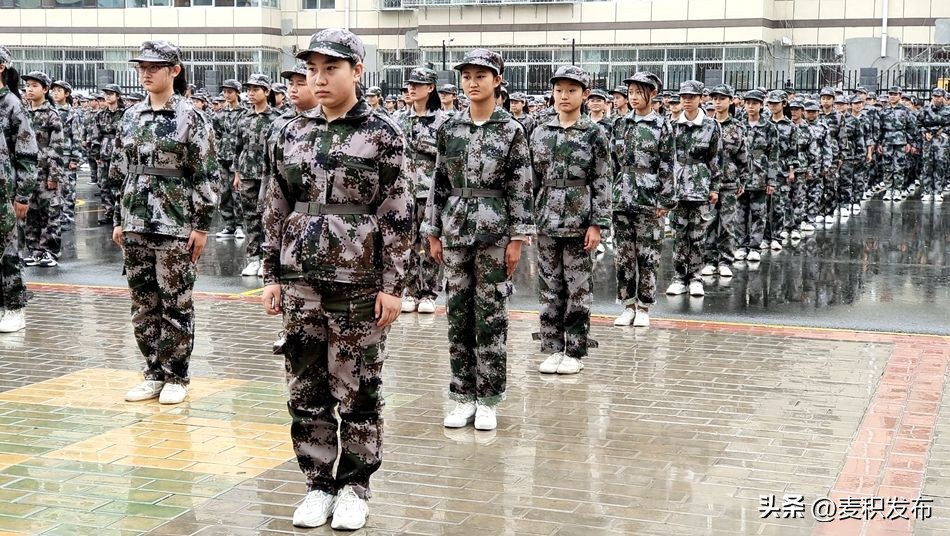 龙园学校军训演出,军训汇演展风采青春扬帆新起航