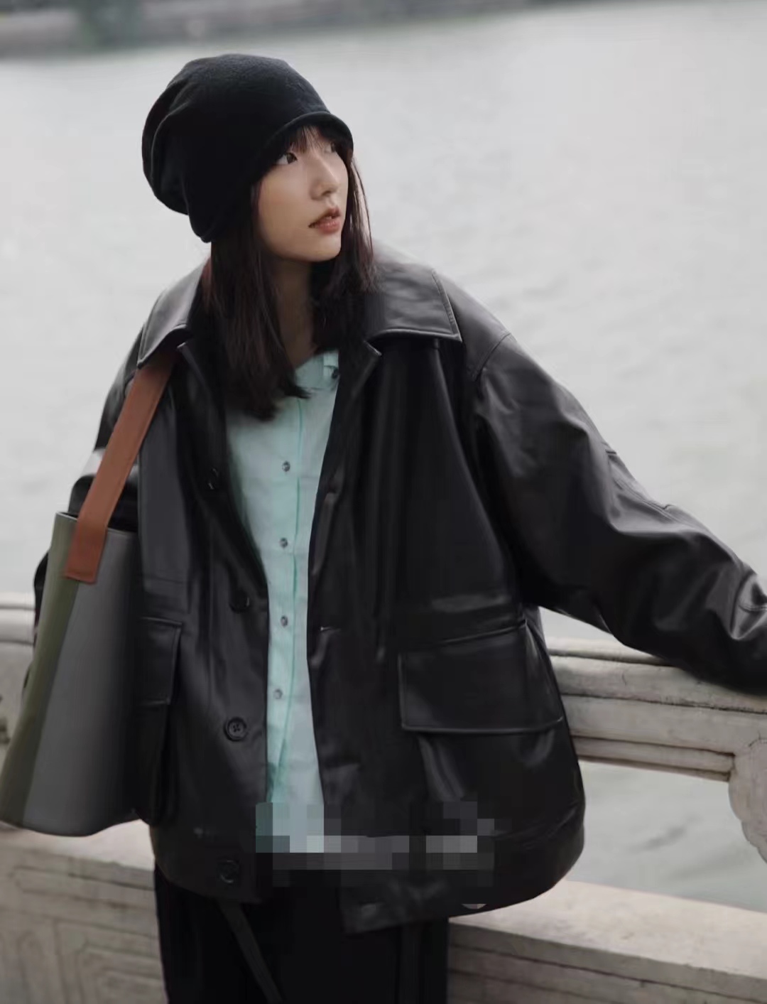 黑色皮衣怎么搭配才显高级,绯红色皮衣怎么搭配秋冬