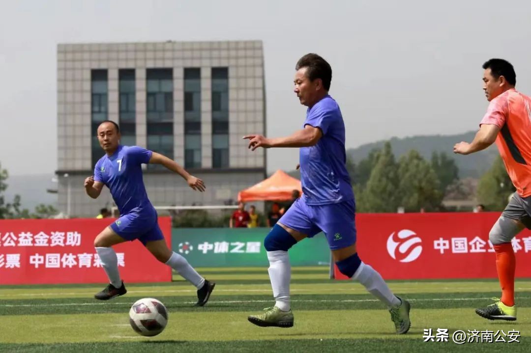 瞧瞧～警察队伍里的“足球小子”！