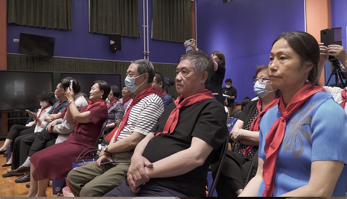 百面战旗红一团,百面战旗红