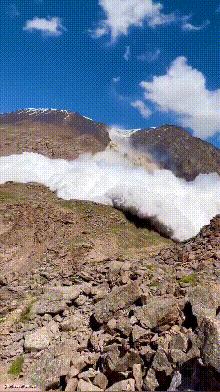 居然傻呆呆在拍，还不赶紧逃命？吉尔吉斯斯坦冰川崩塌：太可怕了