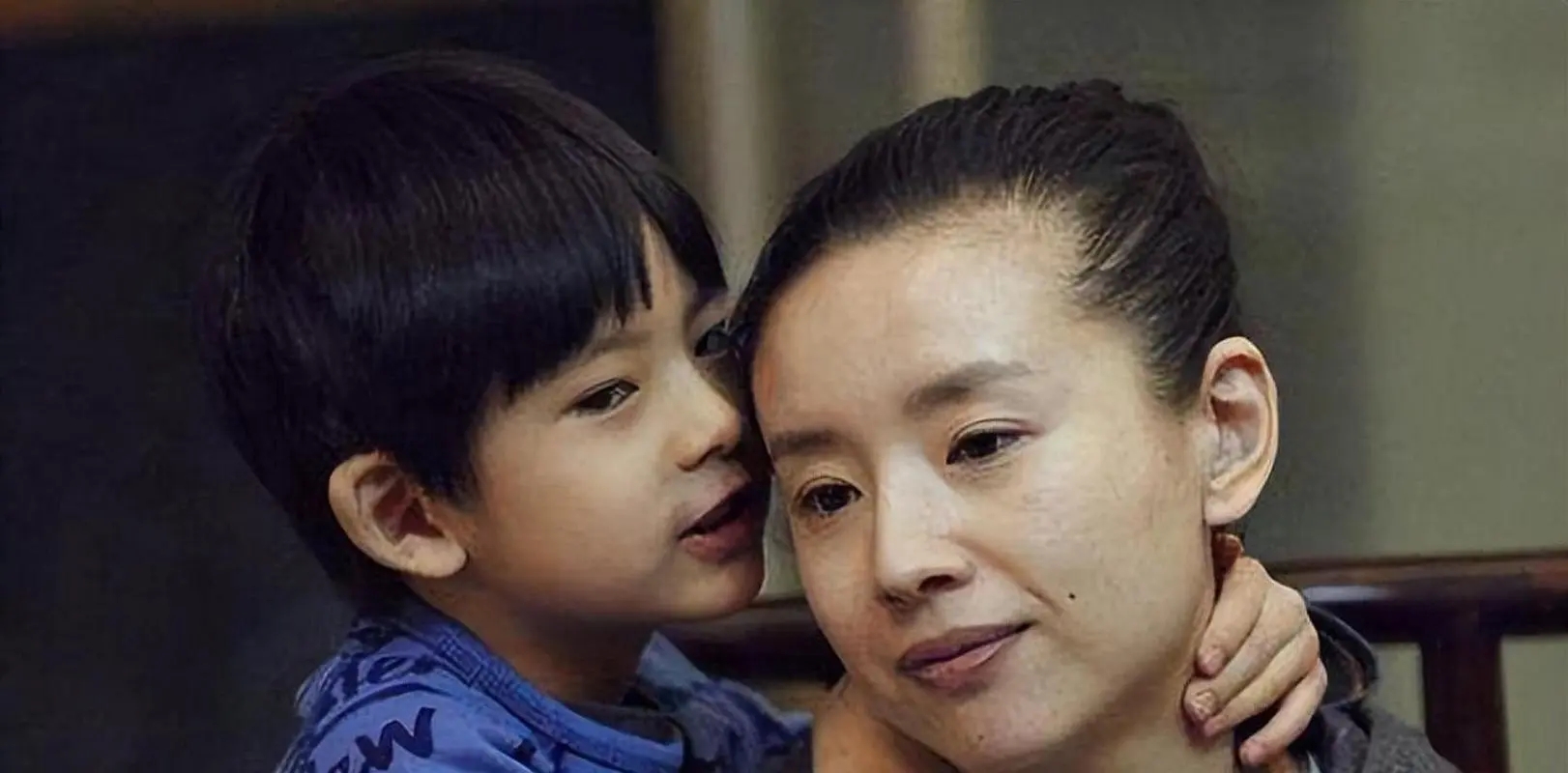 父女“嘴对嘴亲吻”不害臊，以爱的名义满足私欲的行为，该停止了