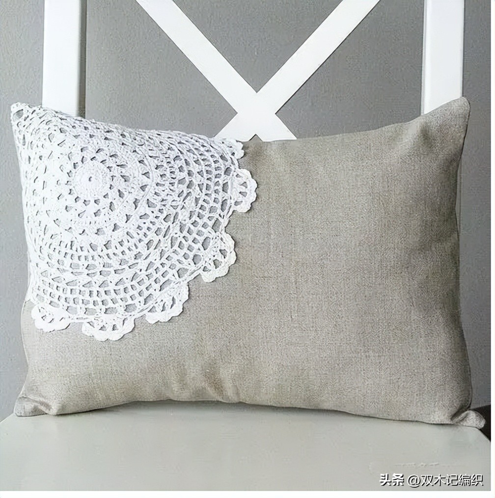 钩好的几片蕾丝缝到布艺抱枕和包包上，身价立马倍升