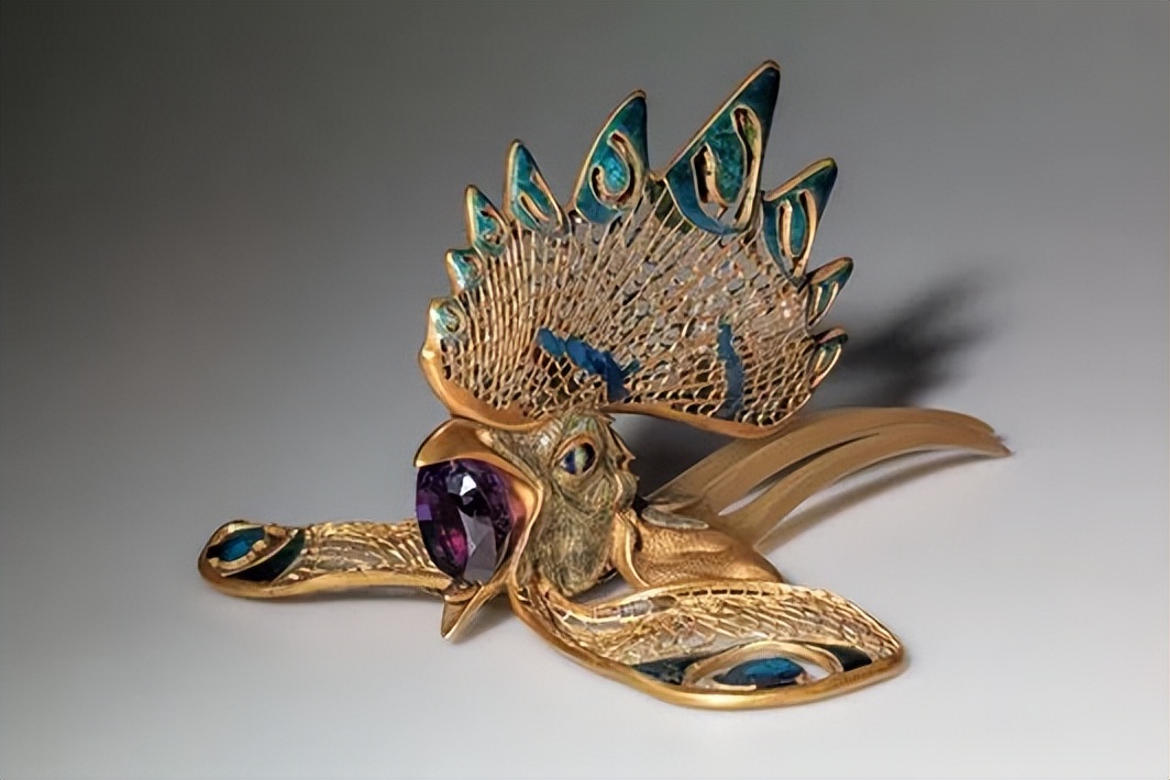 苏富比上拍戴妃紫水晶项链坠，竟然被卡戴珊抢到？她真的赚到了吗？