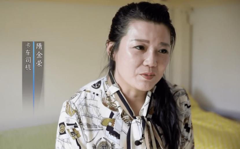 重卡女司机还债,妻子开70吨重卡为夫还债