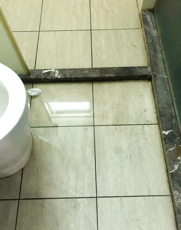 卫生间无缘无故有一滩水,老小区卫生间地面渗水