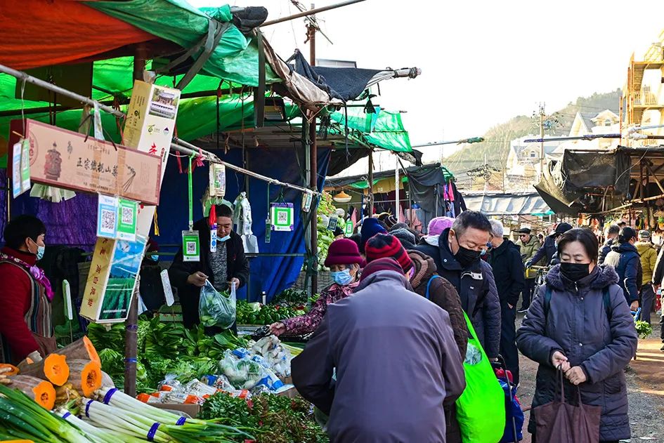 西山脚下的早市,闲逛最具人间烟火气的早市