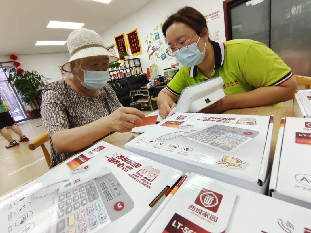 一键呼叫服务到家月坛街道“一键呼”助力居家养老