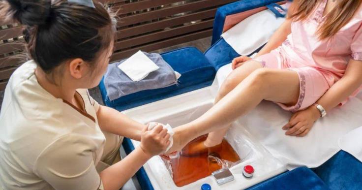性骚扰！女子足浴店遭男技师“猥琐”，店家赔偿！