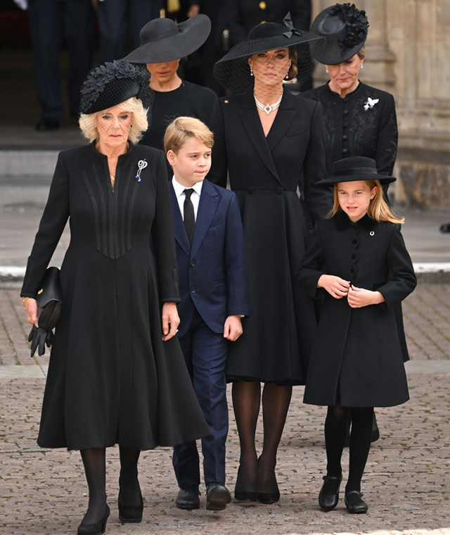 英国女王的珠宝都留给了谁,英国女王给凯特王妃留下的首饰