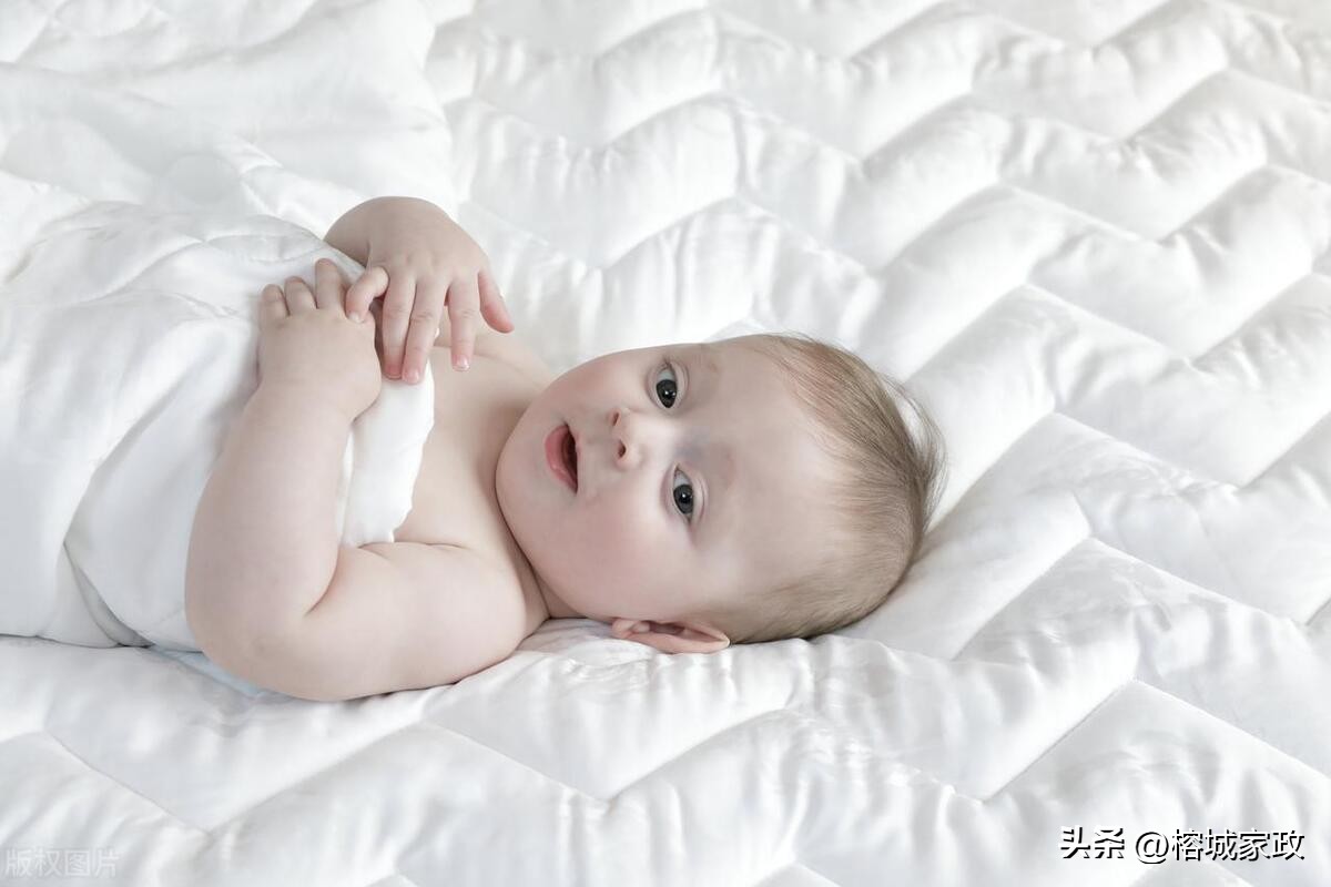 刚出生的宝宝皮肤干燥脱皮,刚出生宝宝脱皮怎么回事