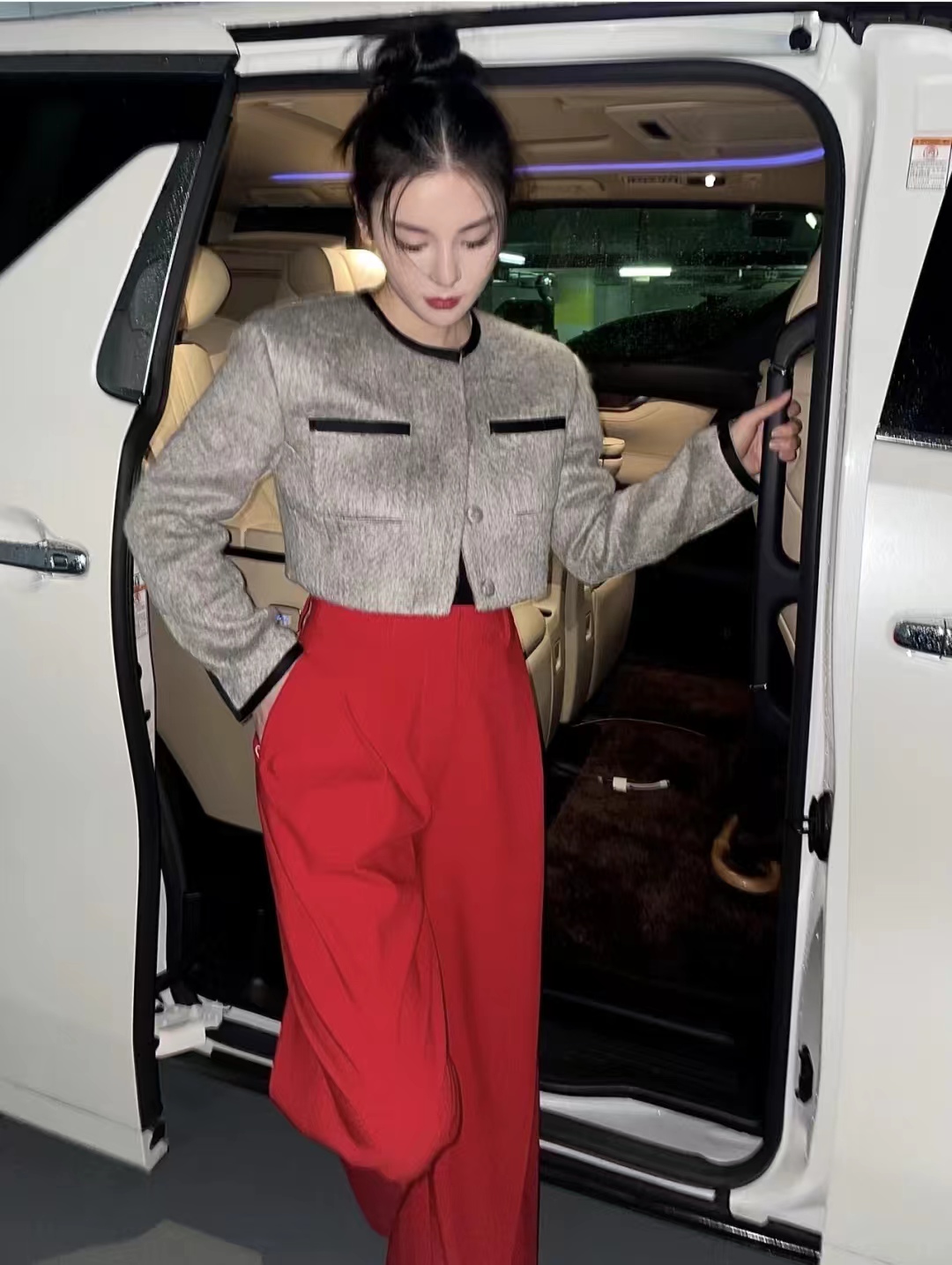 法式蝴蝶结上衣红色,红色搭配深杏色好看吗