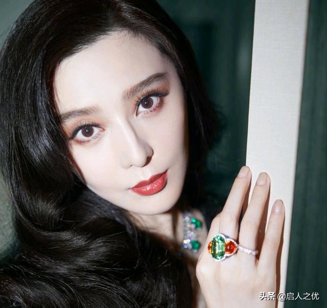 课本眯眯眼争议,小学课本眯眯眼的女孩