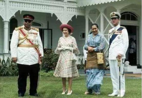 汤加国王放弃权力,汤加国王坐宝座