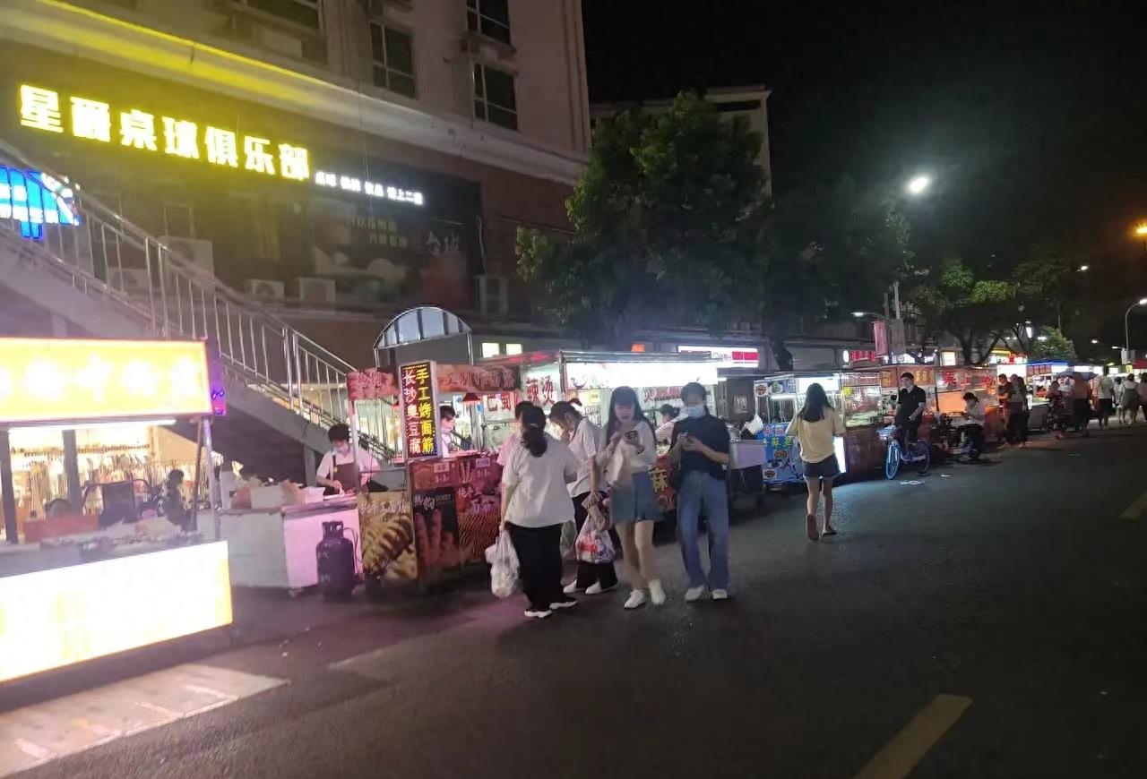 摆摊卖夜宵一个月收入多少,摆夜宵地摊一天收入大概是多少