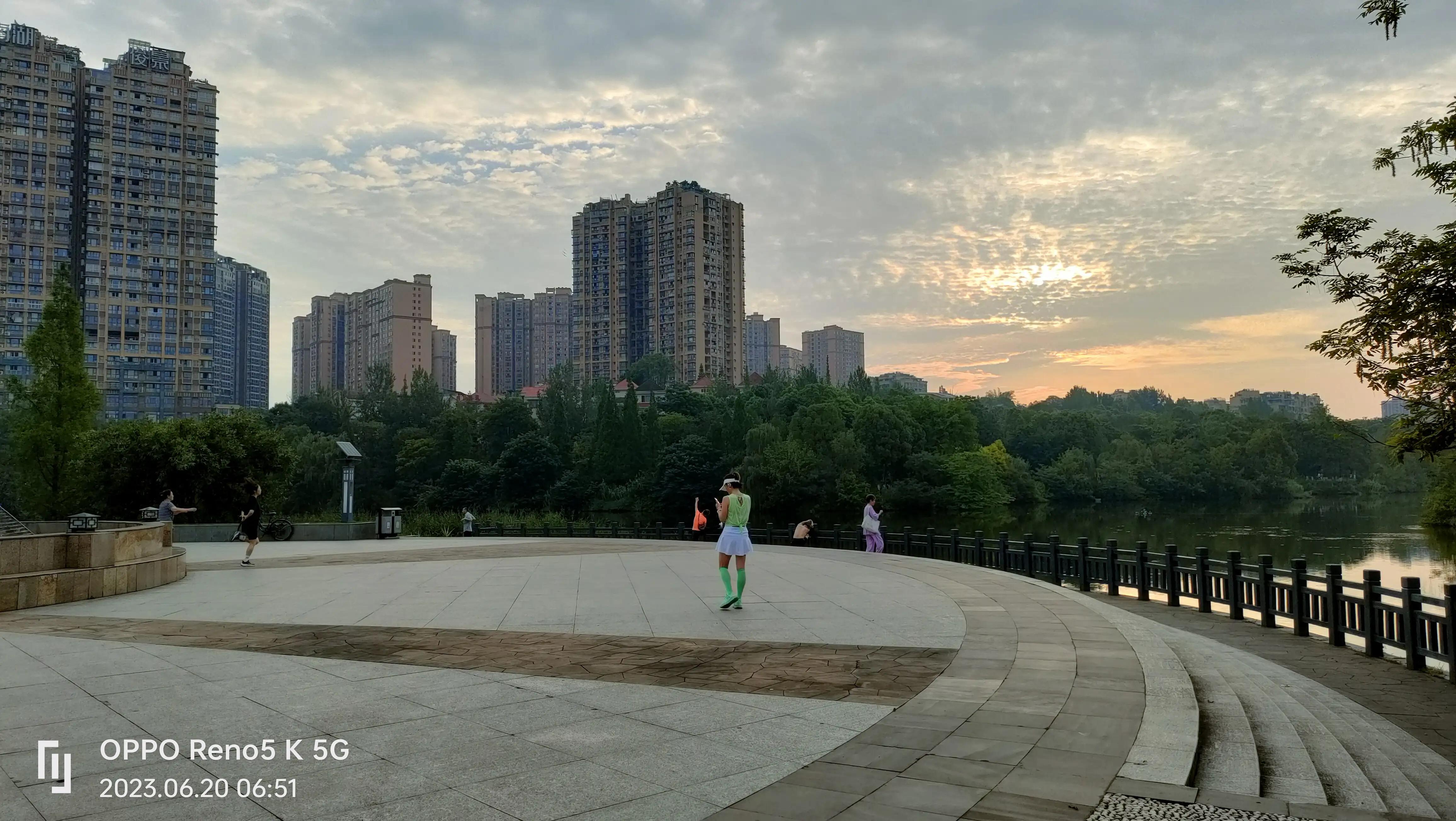 南湖公园湖畔美景,蓝天白云青山绿地天然氧吧