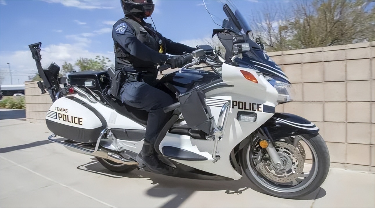 美警与劫匪的军备竞赛：手枪打不过劫匪、巡警配突击步枪