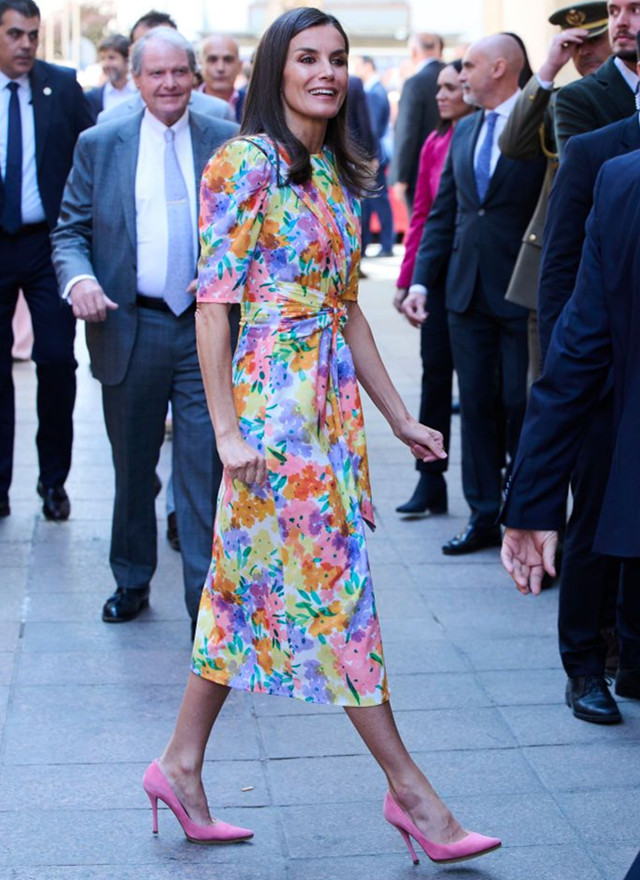 西班牙王后经典穿搭,西班牙王后实力演绎花裙穿搭