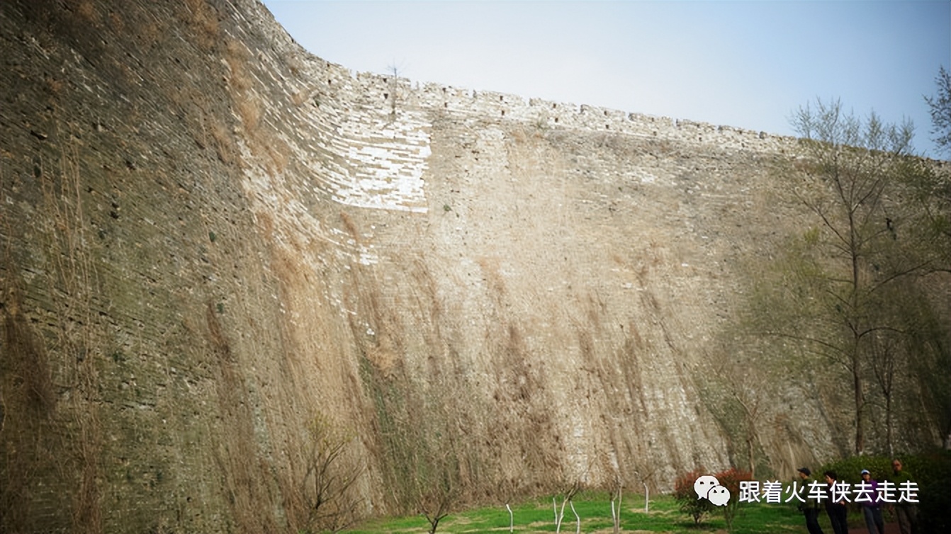 南京城墙下的琵琶湖,南京旅游先看城墙还是先看玄武湖