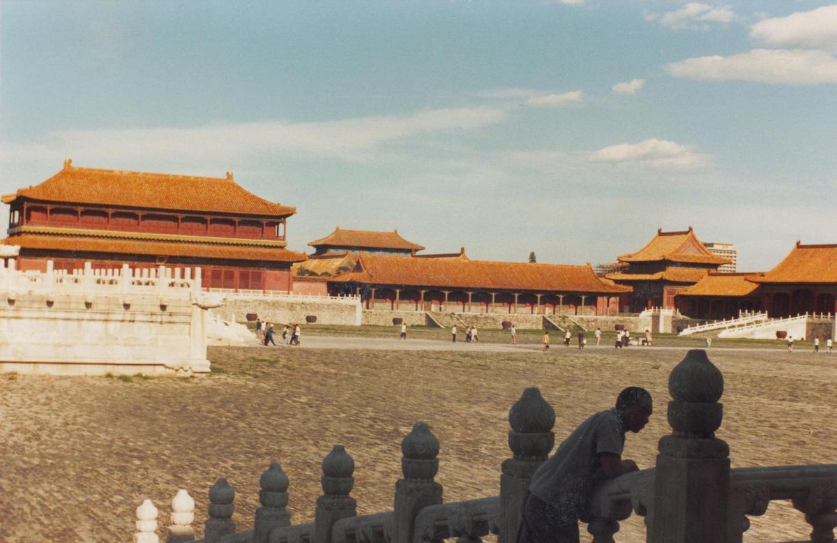 日军罪行照片：攻陷香港后兽性毕露，当场轮番侵犯新婚女明星