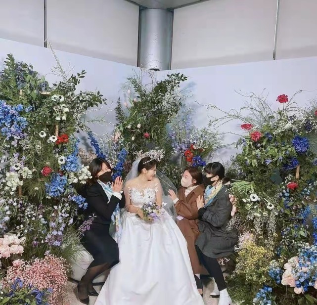 朴信惠婚纱照幕后,朴信惠穿红毯礼服