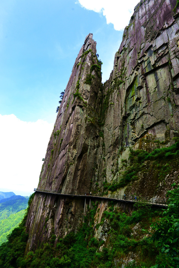 羊狮慕与张家界哪个好,江西明月山和羊狮慕哪个更值得去