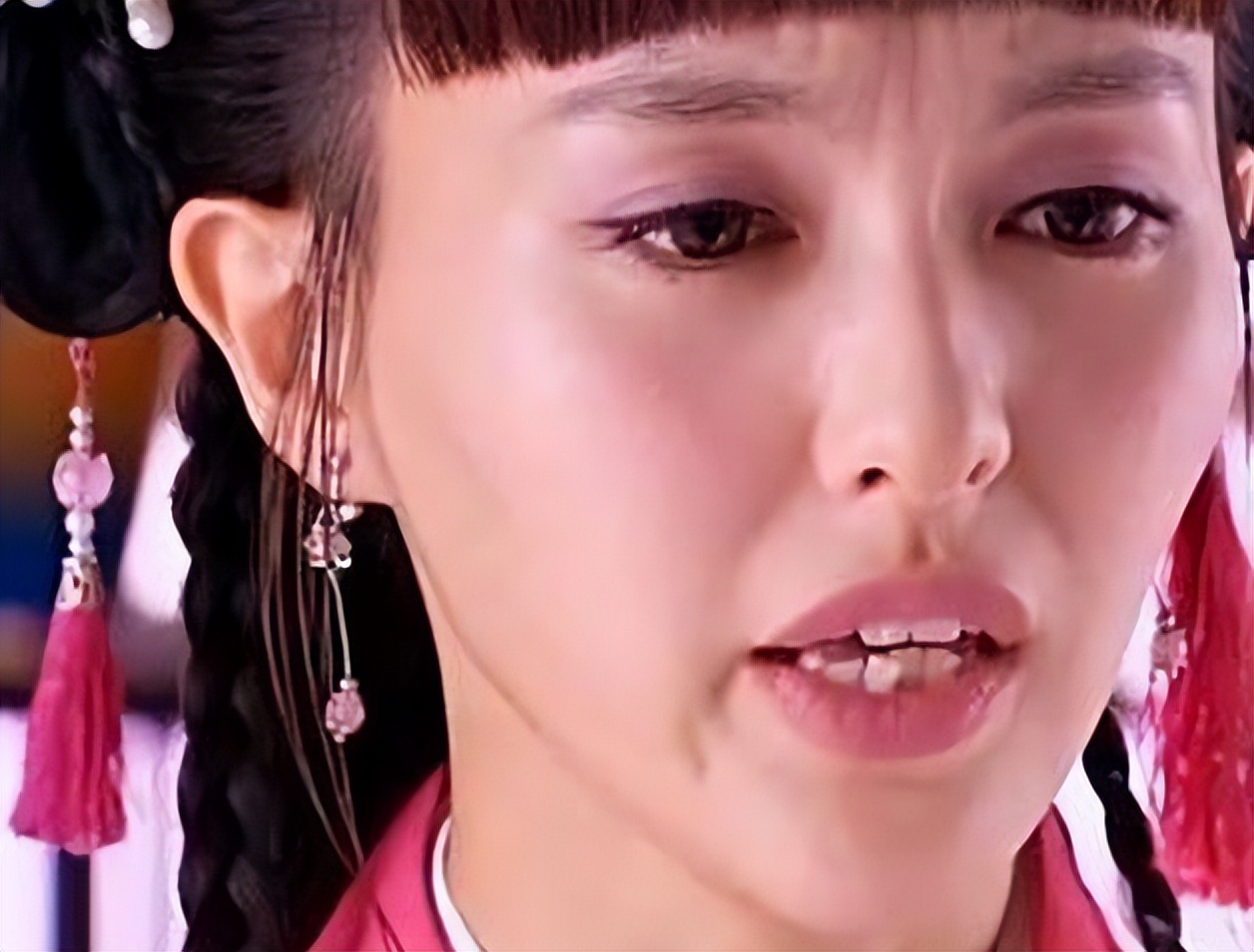 原形毕露！烤瓷牙“抢镜”忒显老，大概早已忘了“美人三分龅”