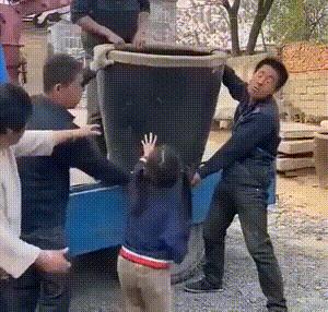 笑死了，女朋友说她昨晚游泳去了，这晒痕就是最好的证明