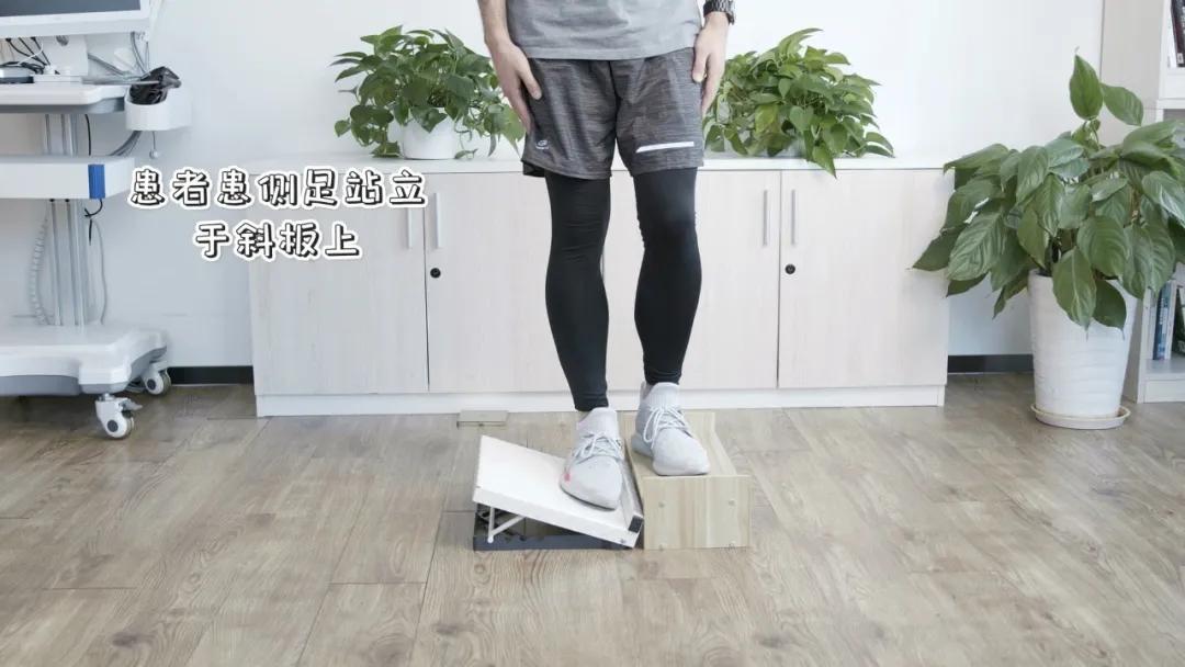 脑梗偏瘫走路脚后跟不着地,脑中风偏瘫患者正常行走步态