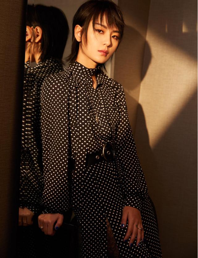 周笔畅波点连衣裙,周笔畅黑色裙子搭配