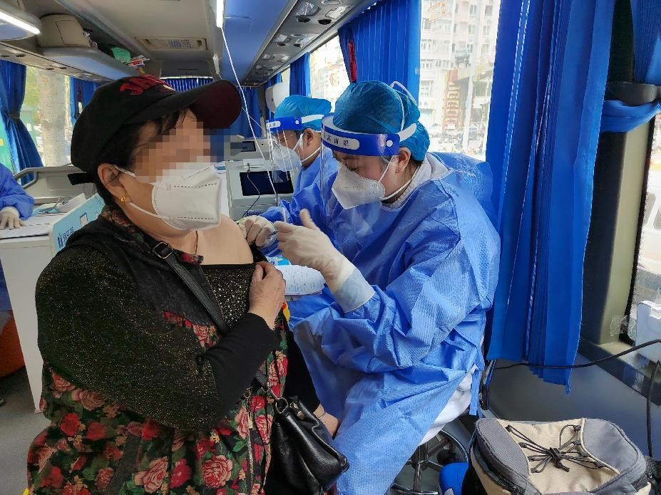 爱心专车贴心服务老人疫苗接种,专车接送老年群众接种疫苗