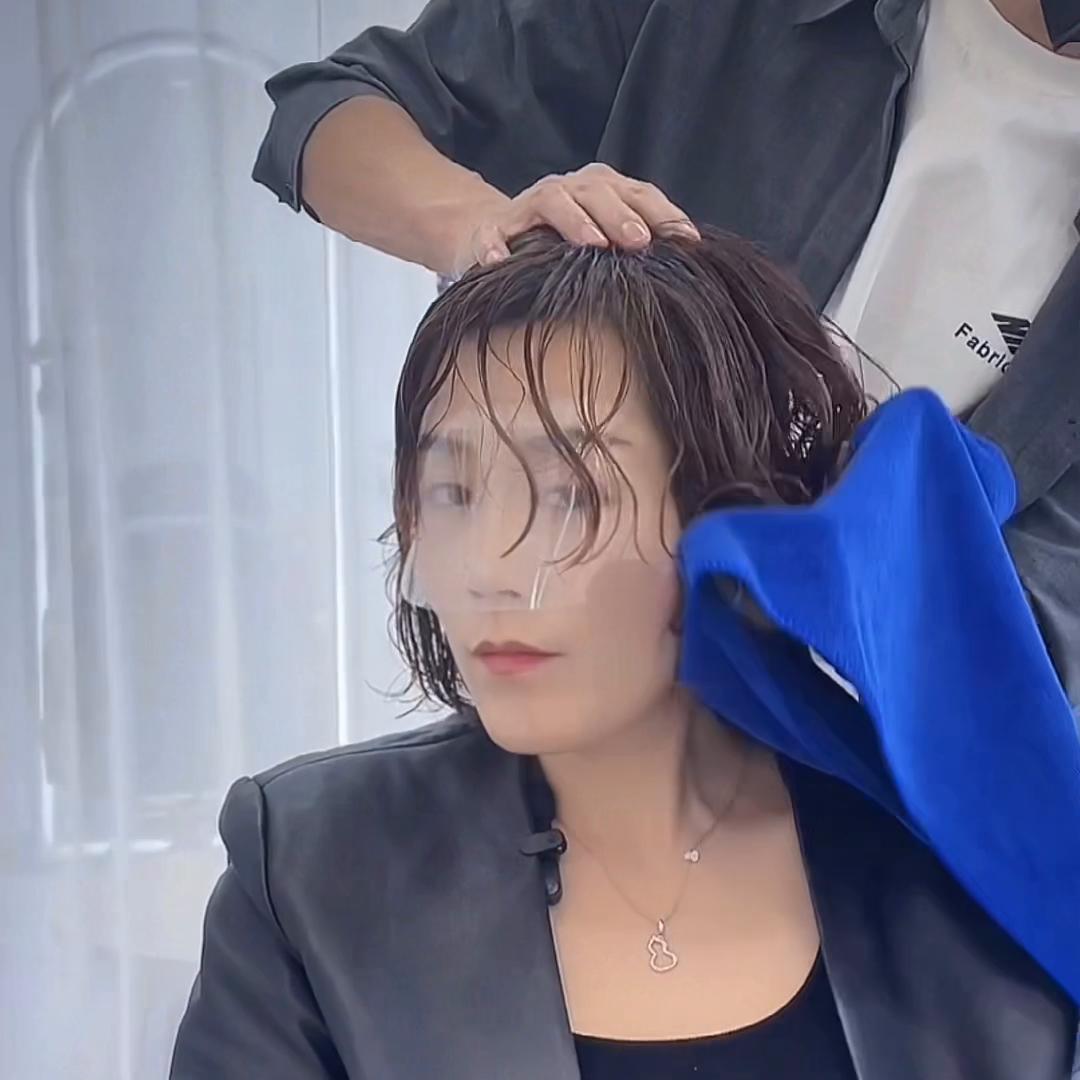 适合40岁女人的减龄免打理卷发,今年流行的卷发发型减龄免打理