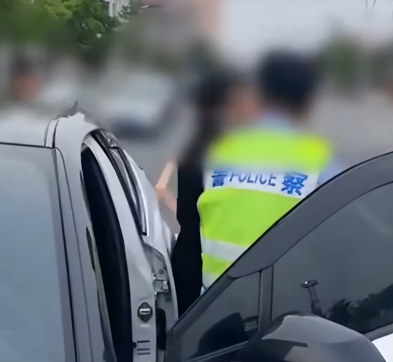 父女黄码看病被拦后袭警,社区回应父女黄码取药被拦后袭警