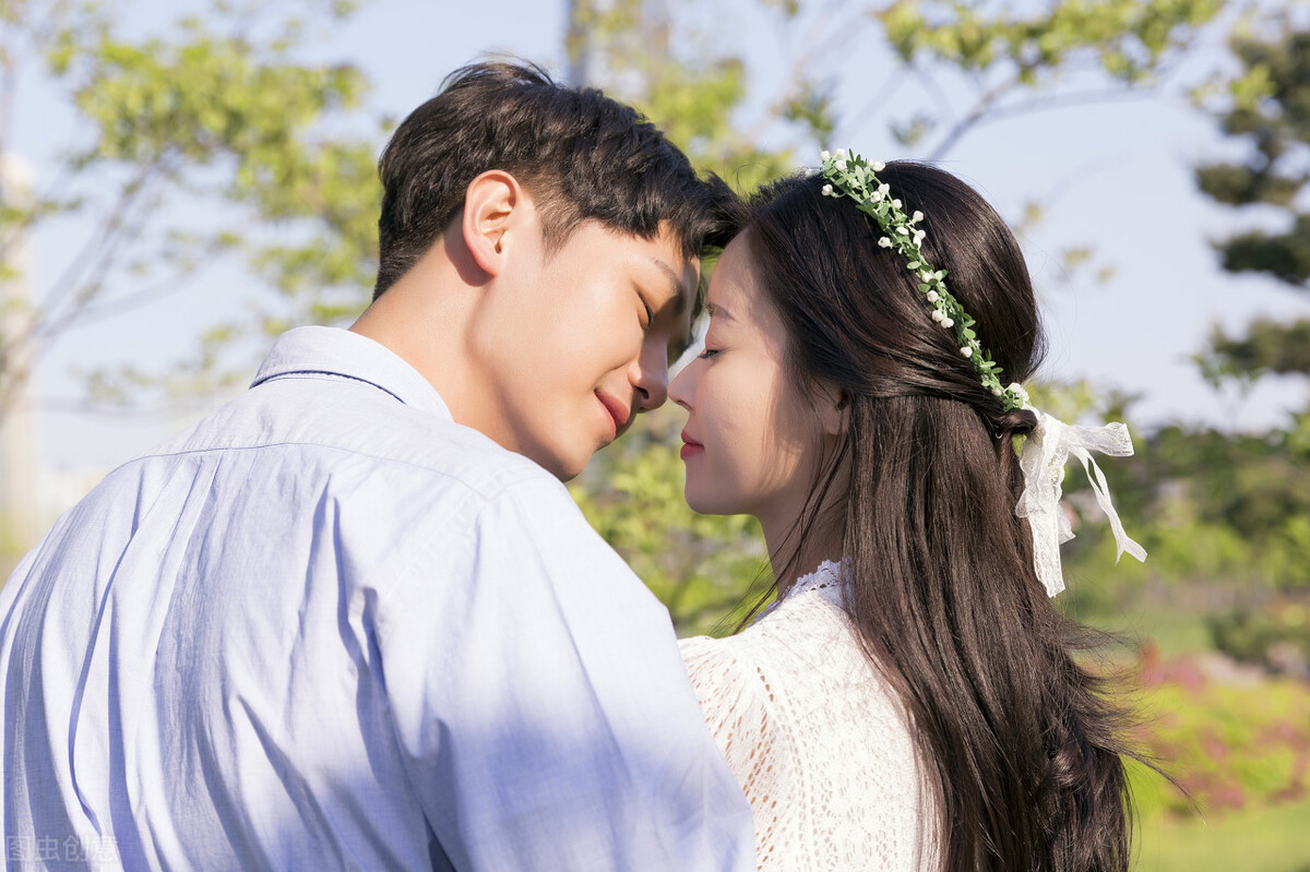 故事：酒桌上我被甲方纠缠，帅总裁赶来撑腰：我的女人你敢碰？