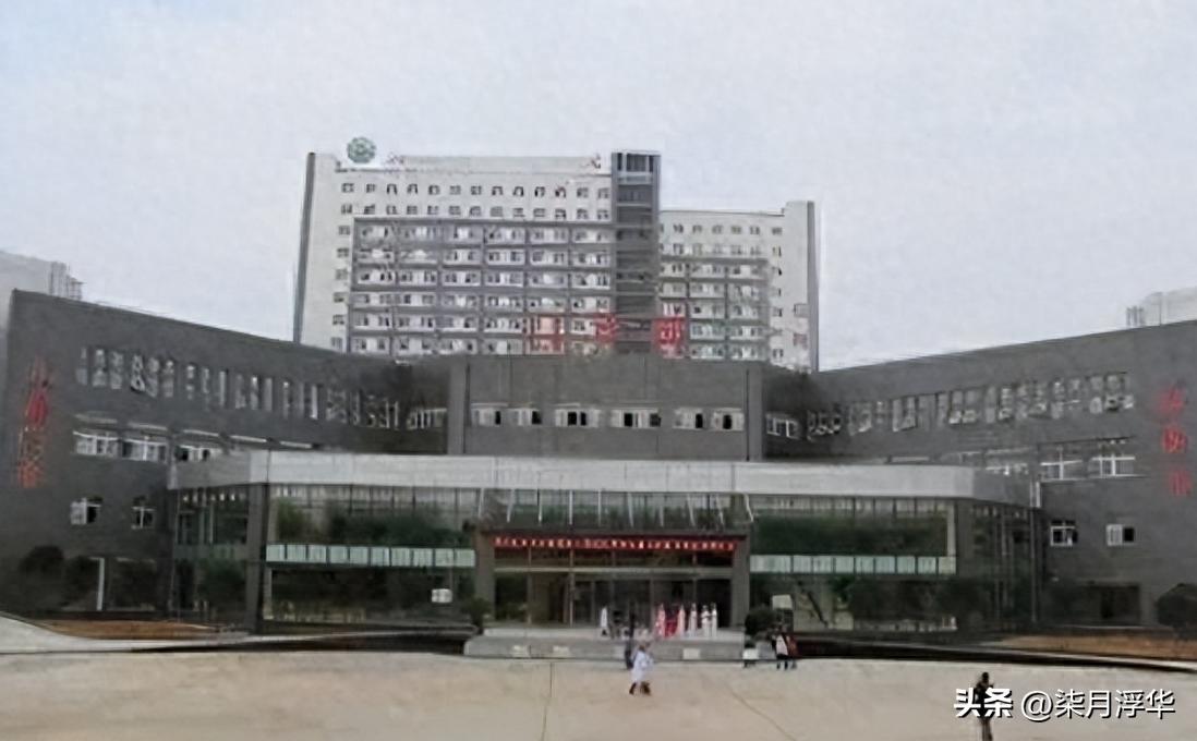 贵州男子被“剧毒银环蛇”咬伤，提蛇去就医，医生看后长舒一口气