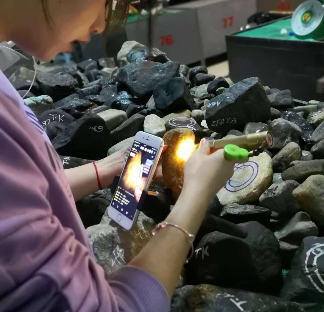 直播间购买翡翠不退不换合理吗,直播间购买翡翠怎么避坑