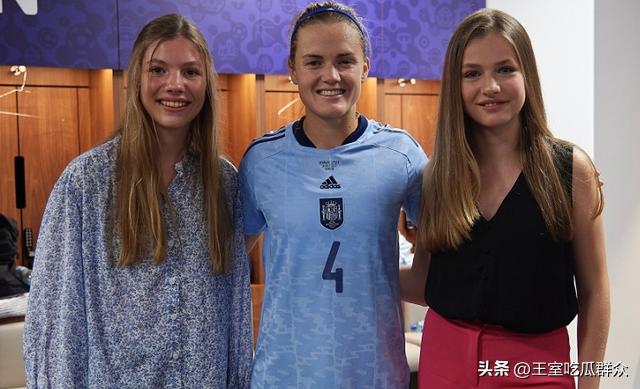 莱后给国家女队长颁奖，公主试训足球运动员，西班牙王室爱看球！