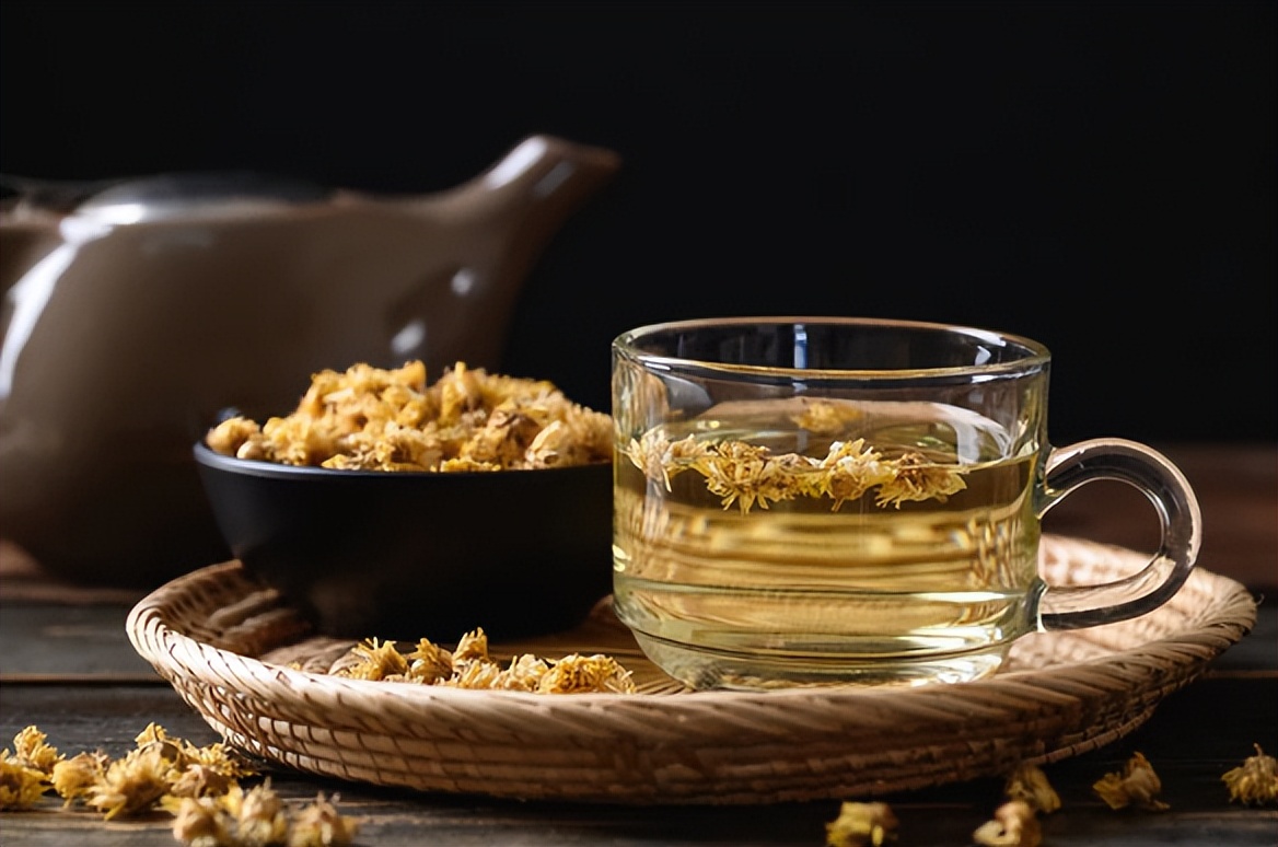 天热喝菊花有讲究，尤其50岁后，牢记“2喝2不喝”，喝对益处多