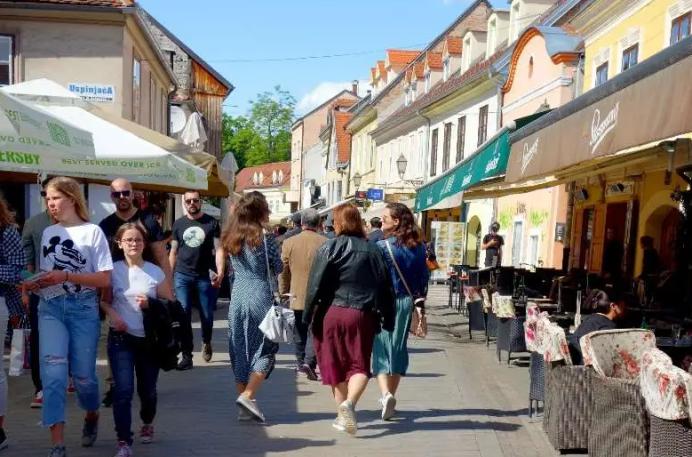 飞机上看比基尼秀？越南第一女首富创办比基尼航空21岁赚百万美元