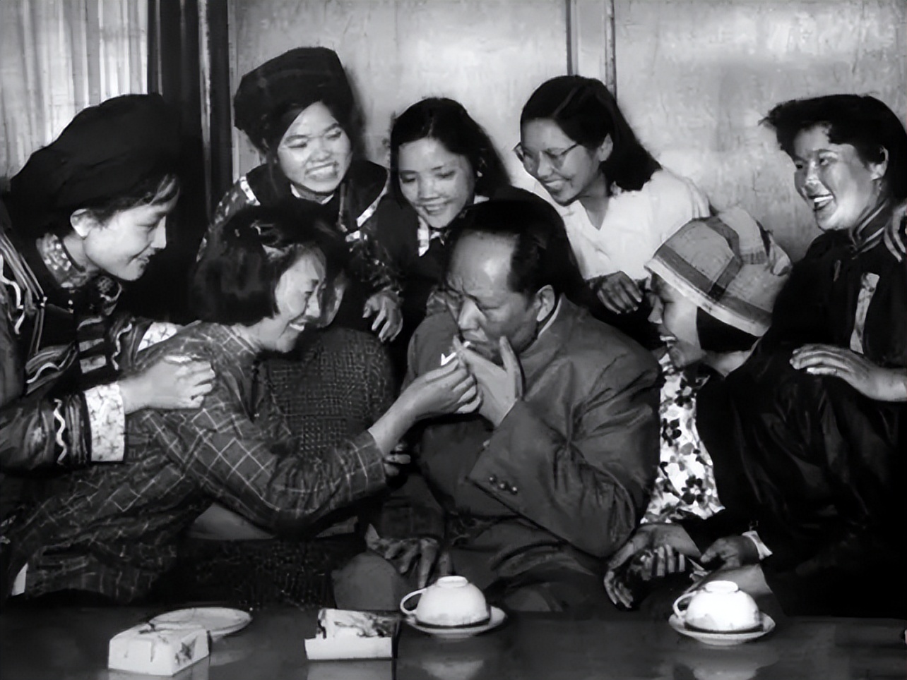 伟人与香烟：毛*东泽**吸百家烟，*小平邓**吸烟被递条，为戒烟吃花生