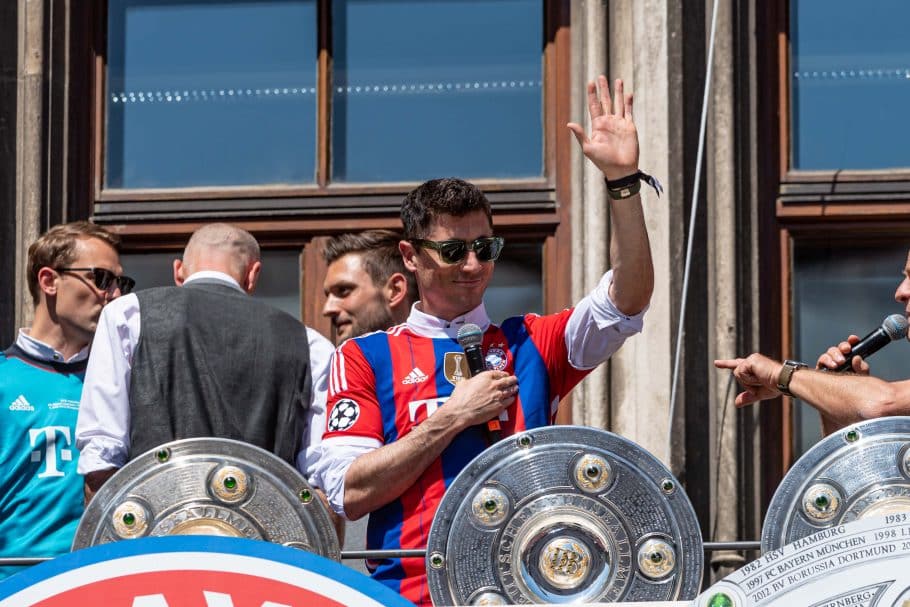 波兰前锋拜仁帽子戏法,神锋成巴西第一人