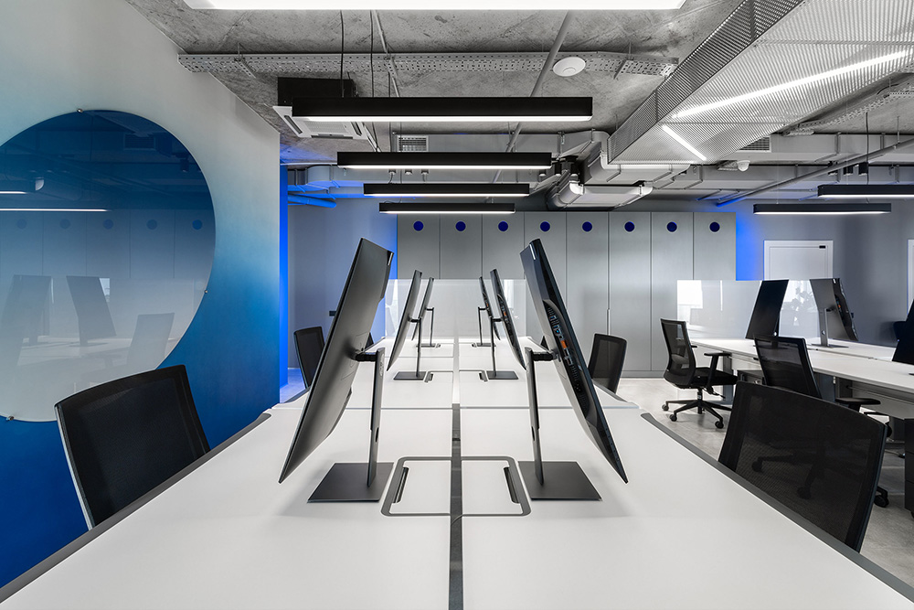 红蓝渐变手机游戏开发公司基辅办公设计欣赏