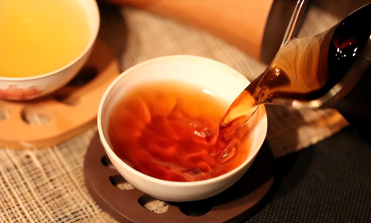 百岁老人再聚首，不显摆烟酒、儿女，却晒“平价茶”？茶友：识货