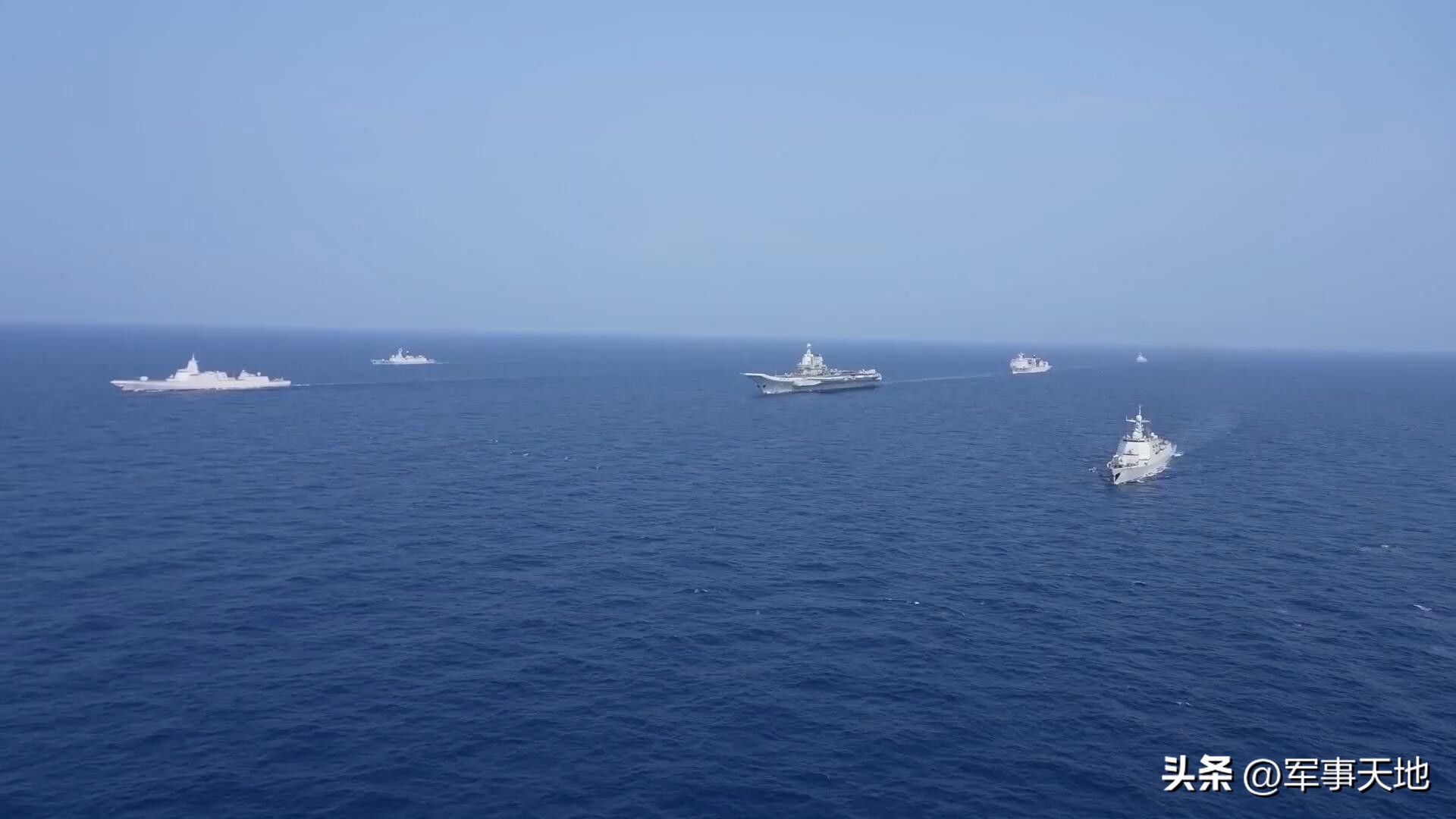 山东舰满载歼15出海练兵,山东舰航母编队台海