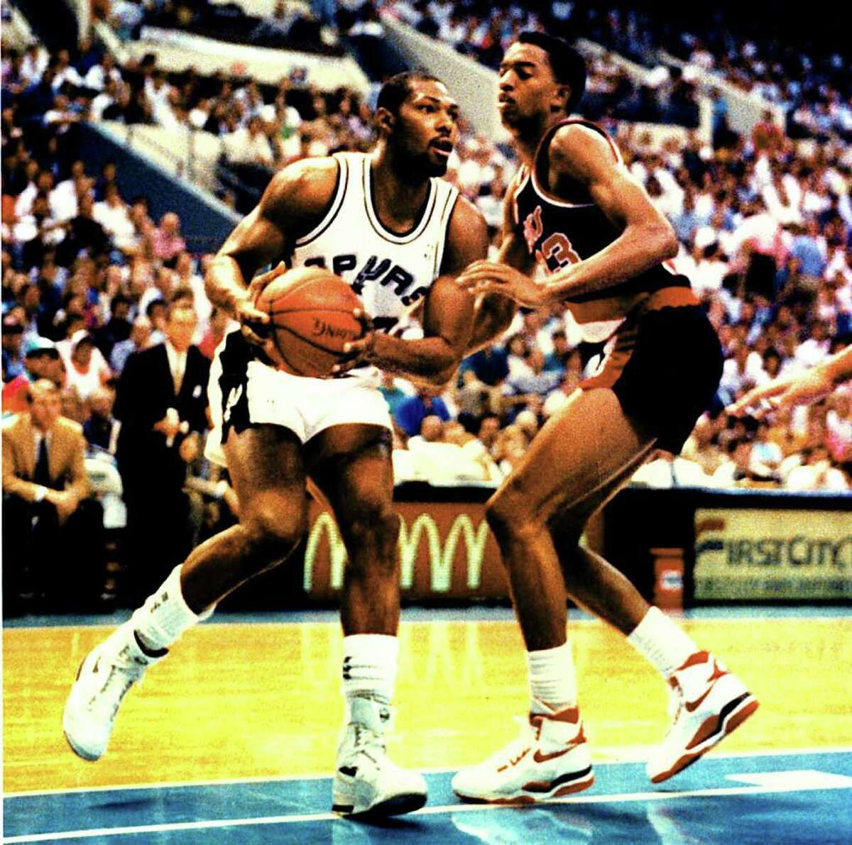 米切尔晃倒马刺10号,米切尔17赛季马刺