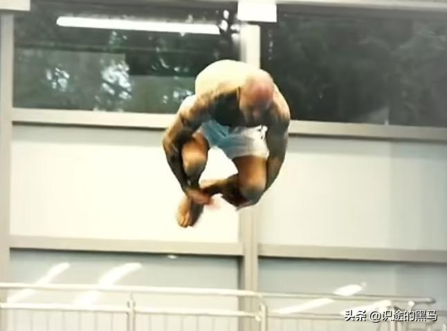 53岁退役球员，参加真人秀跳水，不小心把蛋摔碎，医生建议切除