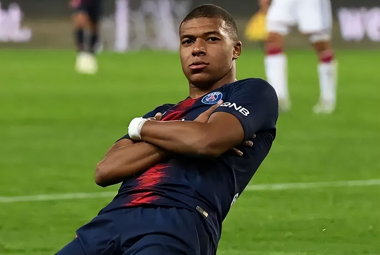 2021皇马姆巴佩,金发碧眼的法国帅哥